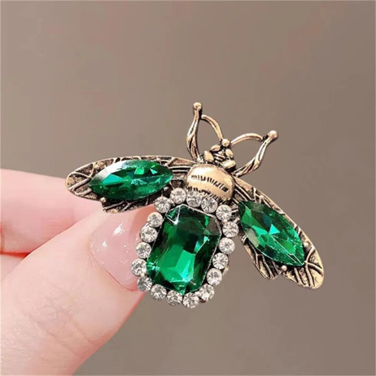 Rinhoo Vintage Green Rhinestone Bee Brooches For Women Luxury Zircon Bee Insect Metal Pins Exquisite Animal Corsage Jewelry Gift